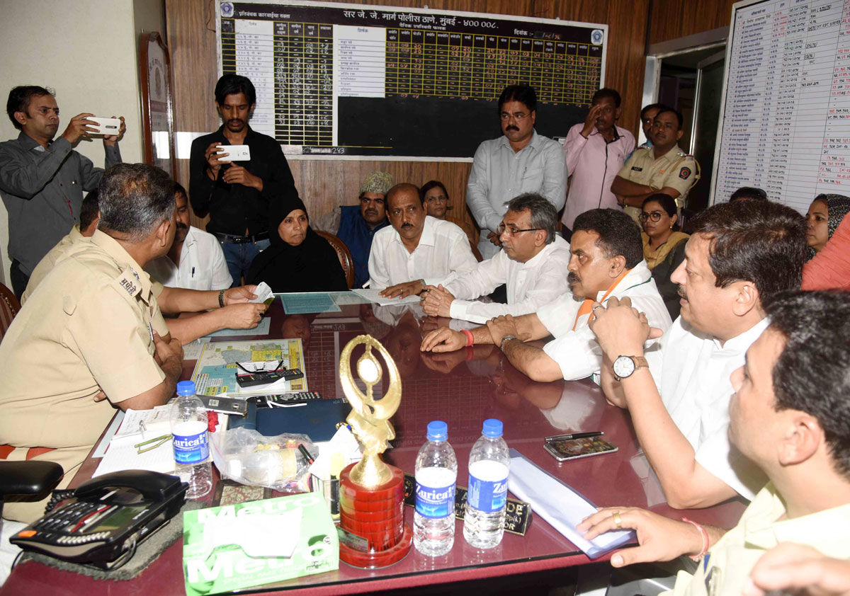 MRCC President Sanjay Nirupam with Congress Team at J.J.Marg Police Station to Launch FIR against BMC on Death of Motorcylist Young Boy due to POT HOLES.