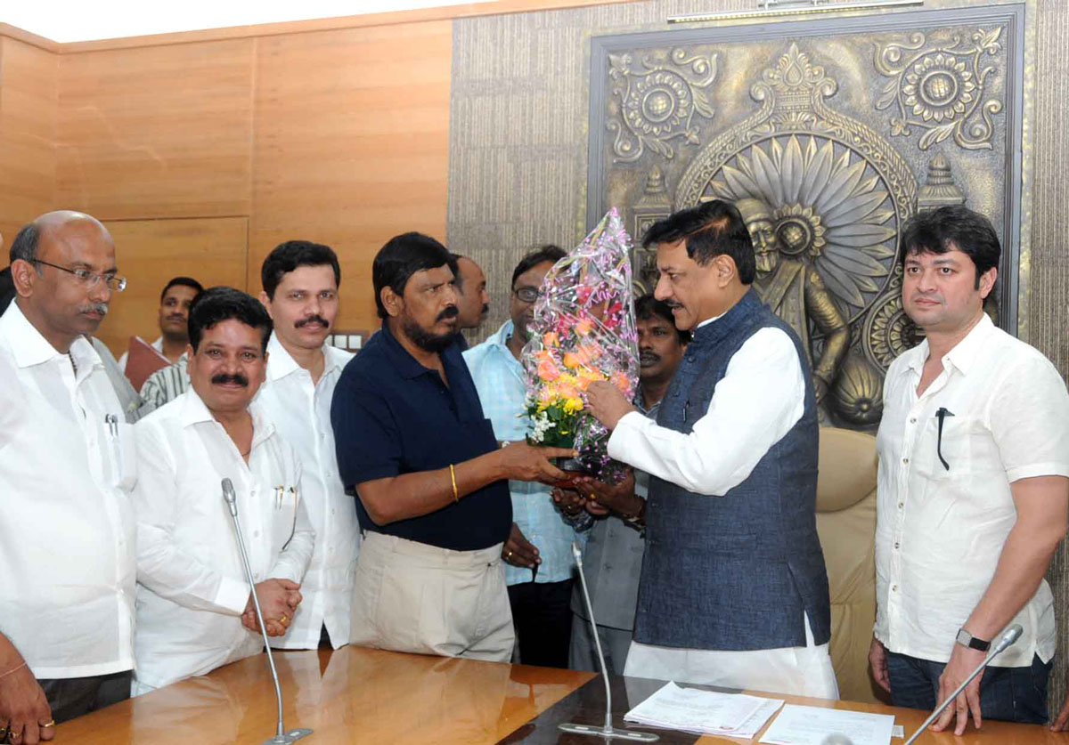REPUBLICAN PARTY OF INDIA PRESIDENT RAMDAS ATHAWALE THANKING CHIEF MINISTER PRITHVIRAJ CHAVAN AT SAHIYADRI GUEST HOUSE.