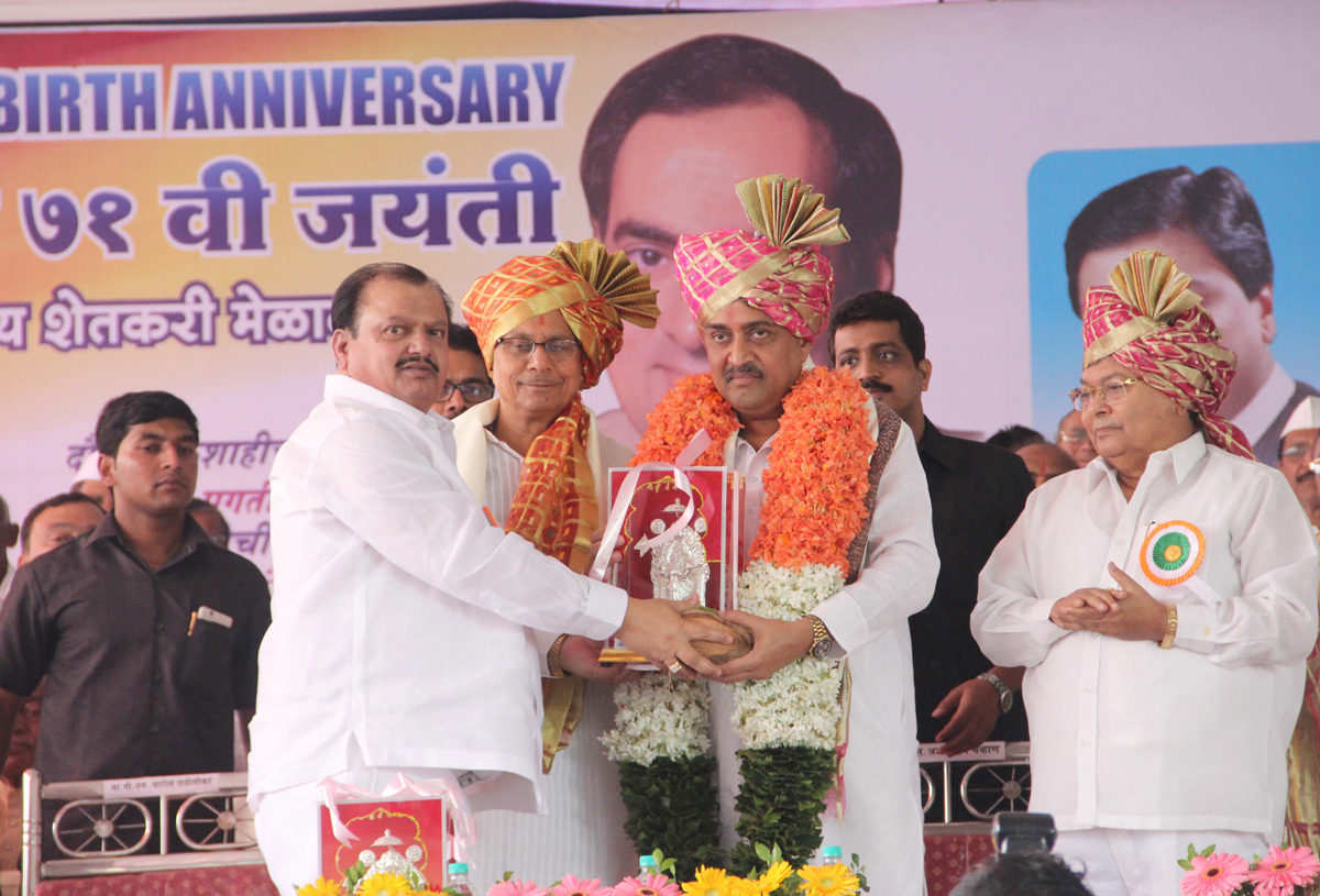 MPCC President Ashokrao Chavan & AICC Gen.Sec- MPCC Observer Mohan Prakash during Farmers Rally at Kolhapur.