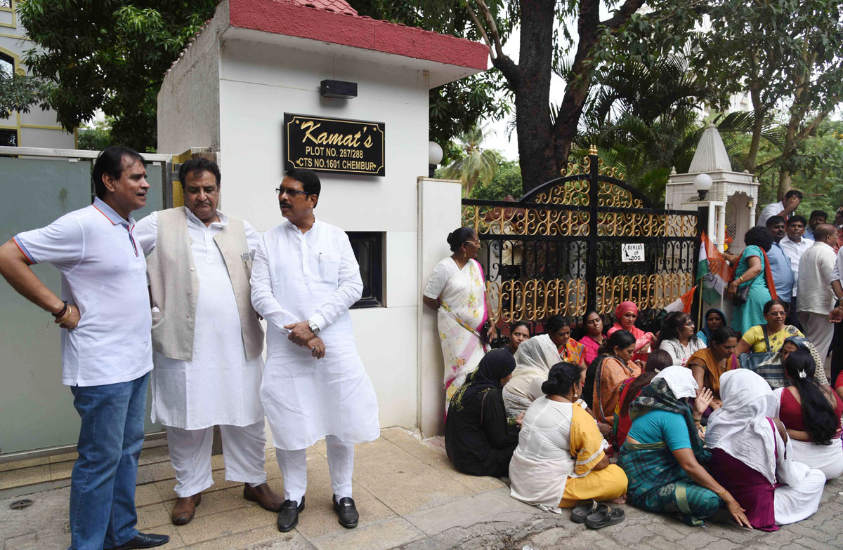 Congress Party Leaders & Party Workers gathered outside Gurudas Kamat Bunglow Gaurinandan at Chembur.
