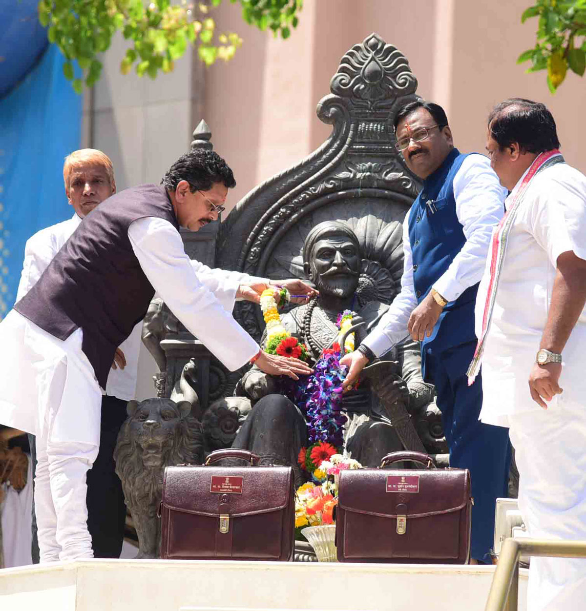 #Budget Session: Ruling Party & Opposition Party Leaders on Budget Day at Vidhan Bhavan Mumbai.