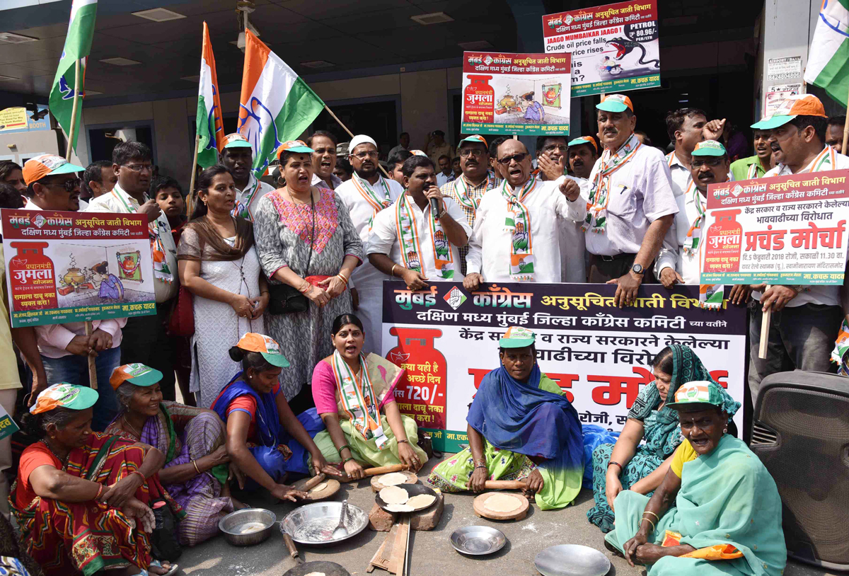 Mumbai Congress SC Cell Protest against BJP Sarkar outside Dadrar Rly Station .