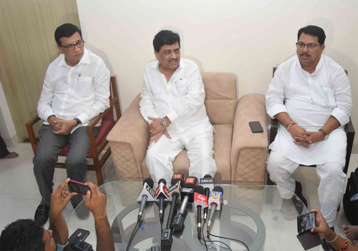 MPCC President Ashokrao Chavan Press Conference at Opp.Leader Viajy Wadattiwar Bunglow.On Occsaion Balasaheb Thorat.