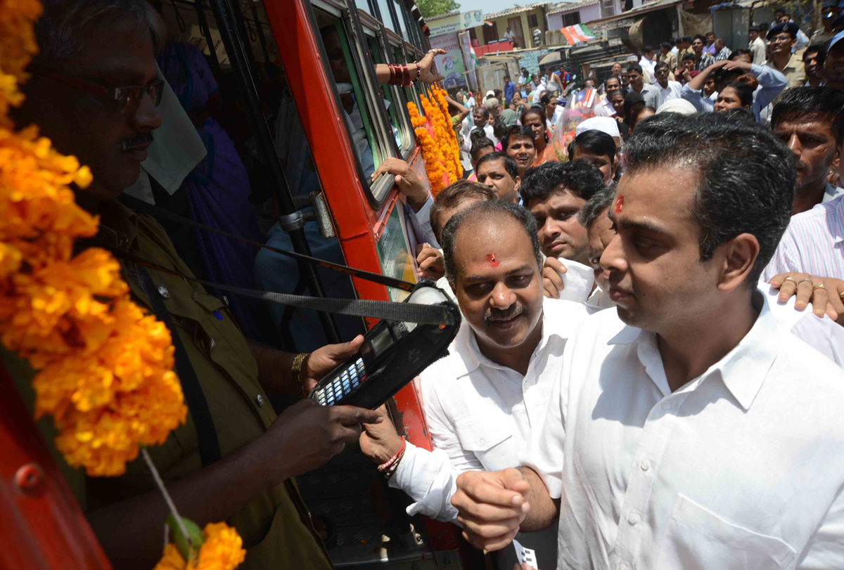 UNION MINISTER OF STATE MILIND DEORA FLAG OFF BEST BUS & INAUGURATE'S WATER CONNECTION AT GEETA NAGAR NR NAVY NAGAR COLABA.