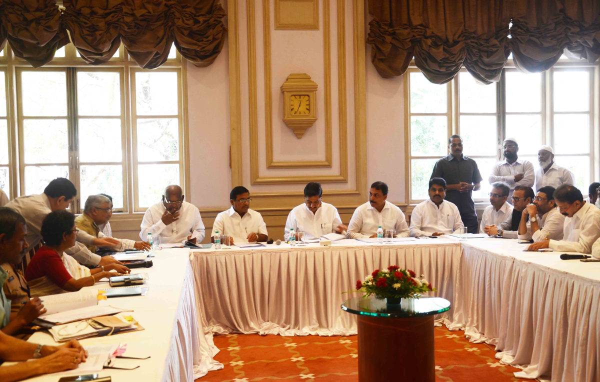 CHIEF MINSITER PRITHVIRAJ CHAVAN & MINISTER ARIF NASIM KHAN BEFORE BAKRI EID KURBANI ISSUE MEETING AT SAHIYADRI GUEST HOUSE.