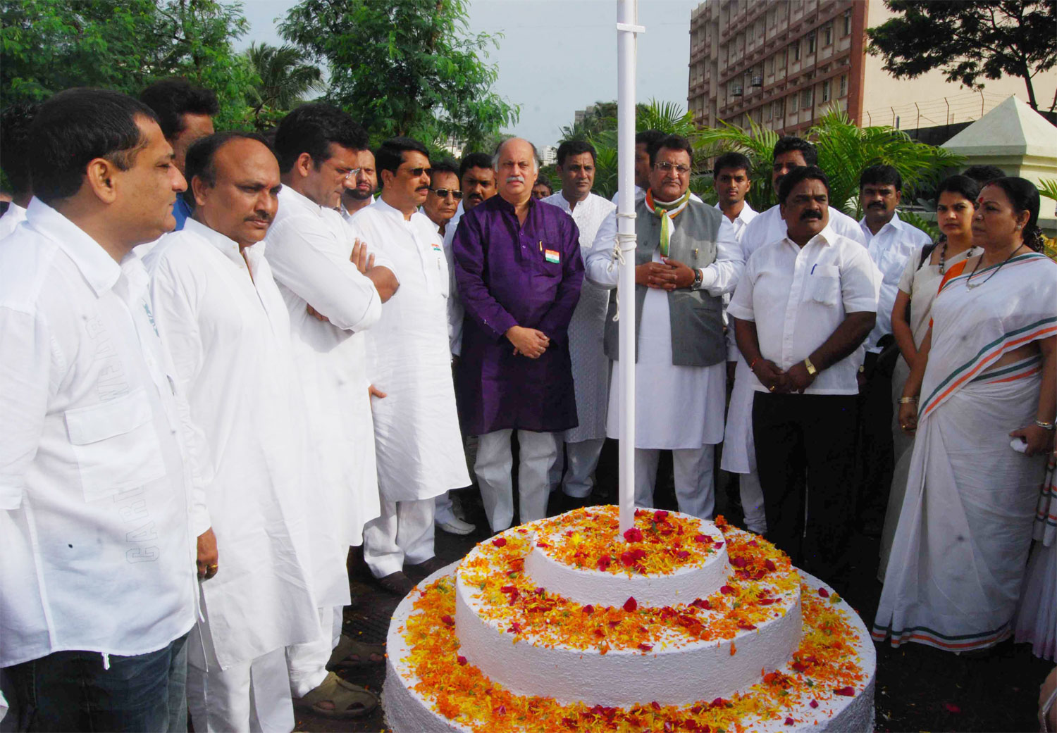 M.P.& EX.UNION MINISTER GURUDAS KAMAT ON 15 AUG INDEPENDENCE DAY AT D.N.NAGAR ANDHERI.