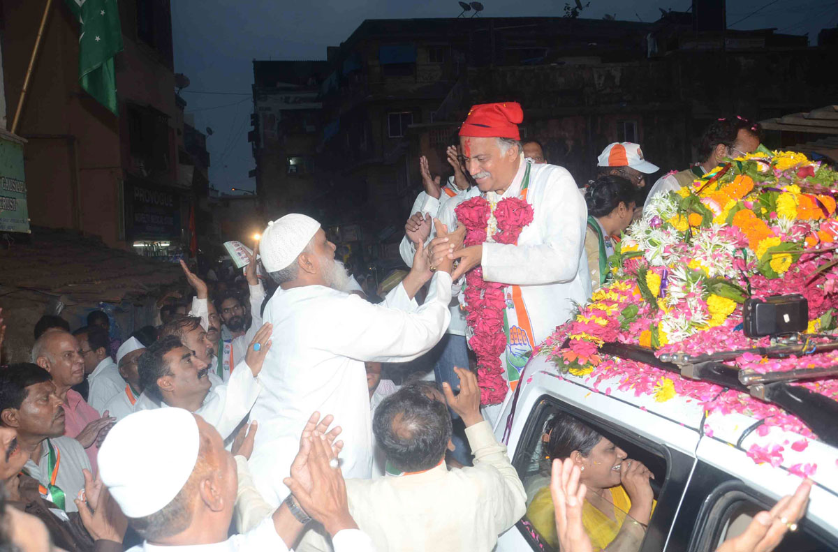 Congress/NCP/PRP (Kawade)/ Republican Party of India (Democratic) Alliance MP.Candidate Gurudas Kamat Rally at Versowa Assembly Area.