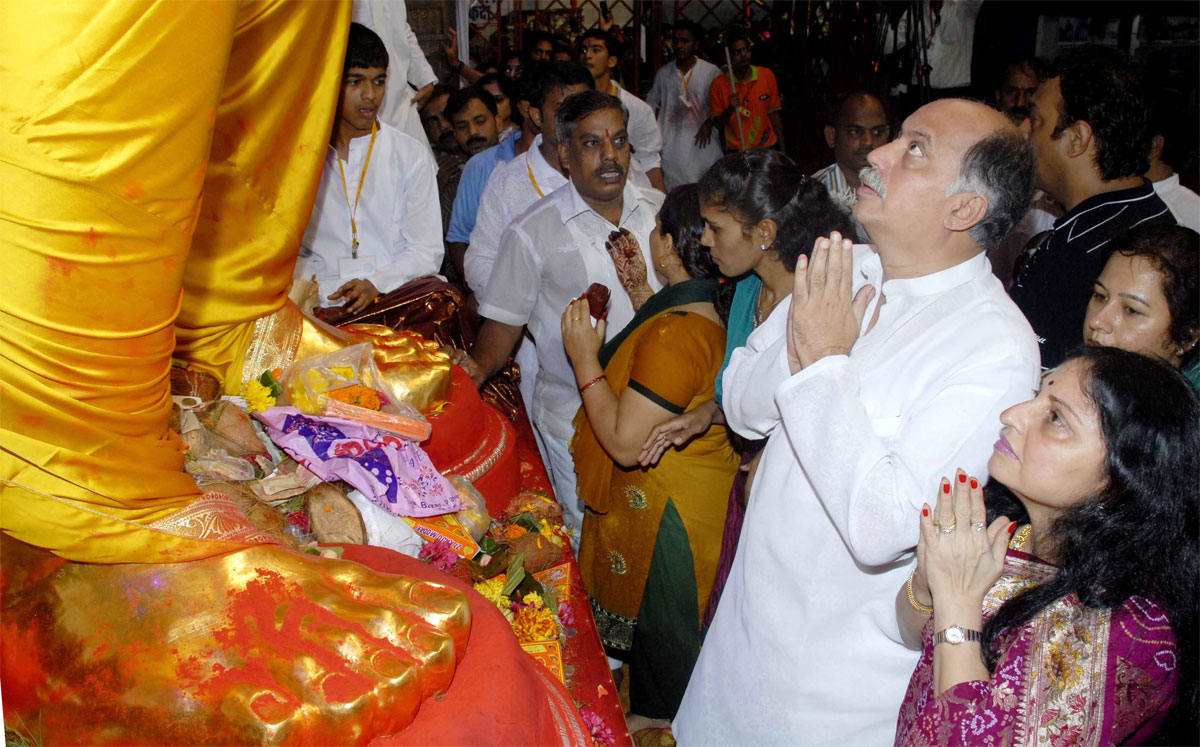 M.P. & EX.UNION MINISTER GURUDAS KAMAT WITH WIFE SMT.MARUKH KAMAT AT LALBAUGH RAJA DARSHAN ON OCCASION GANPATI FESTIVAL IN MUMBAI.