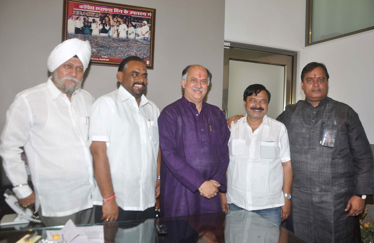 CELEBRATING & CONGRATULATING SHRI GURUDAS KAMAT ON HIS APPOINTMENT TO UNION MOS HOME AFFAIRS ANG ADDITIONAL CHARGE OF TELE COMMUNICATIONS AND I T MINISTRY AT D.N.NAGAR ANDHERI.