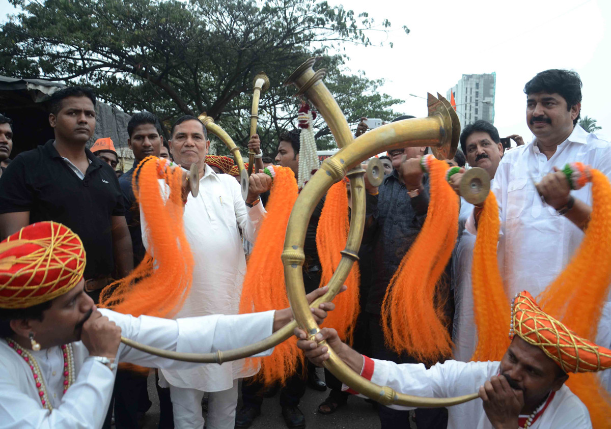 EX.MUMBAI CONGRESS PRESIDENT & MLA KRIPASHANKAR SINGH DURING GANESH VISHARJAN.