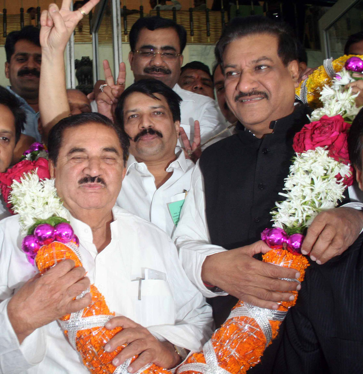 CHIEF MINISTER PRITHVIRAJ CHAVAN ,NCP STATE PRESIDENT MADHUKARRAO PICHAD ON OCCASION KIRAN PAWASKAR WIN ELECTION AT VIDHAN BHAVAN.