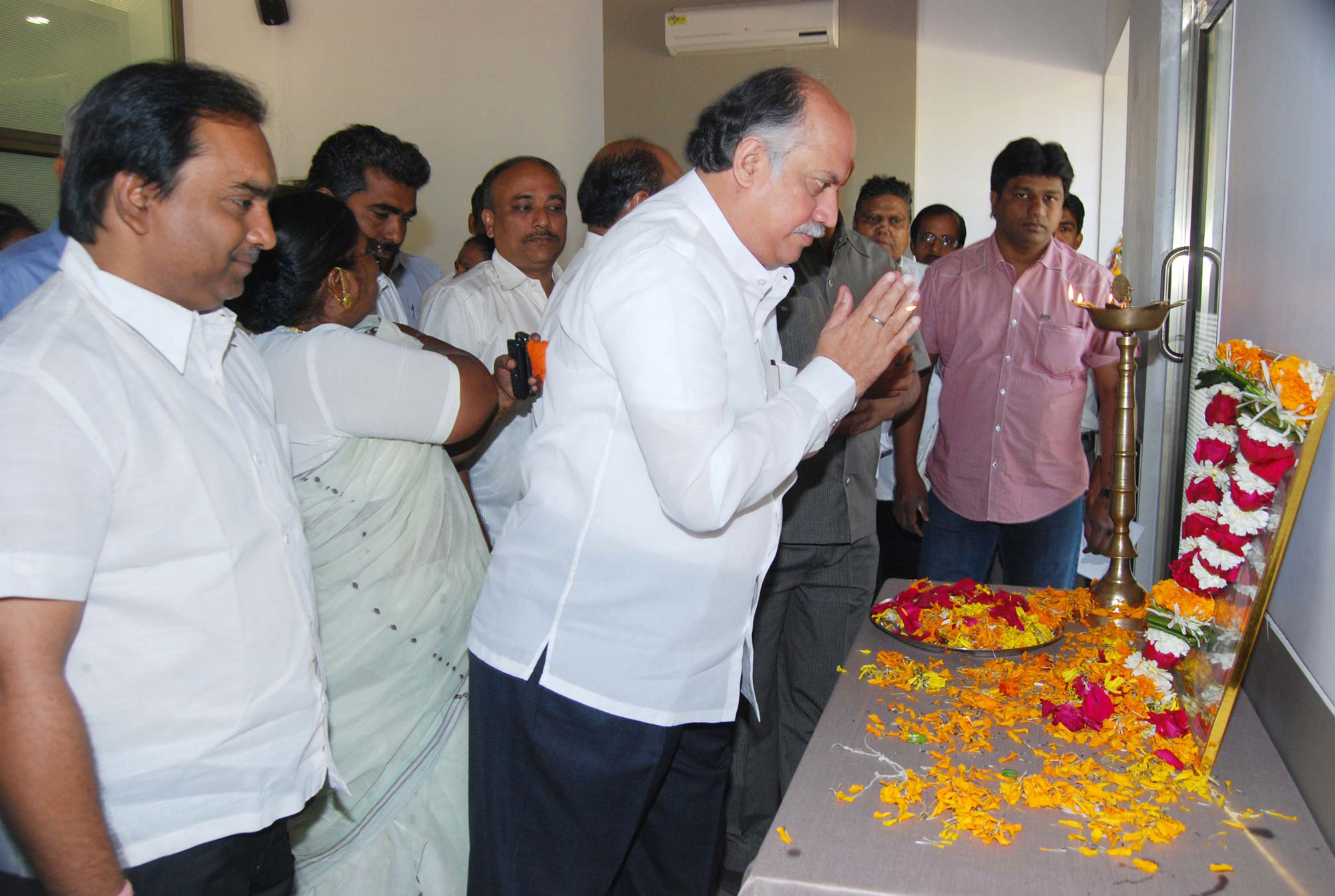 UNION MINISTER GURUDAS KAMAT PAYING TRIBUTE TO FATHER OF NATION MAHATMA GANDHI ON HIS DEATH ANNIVERSARY.