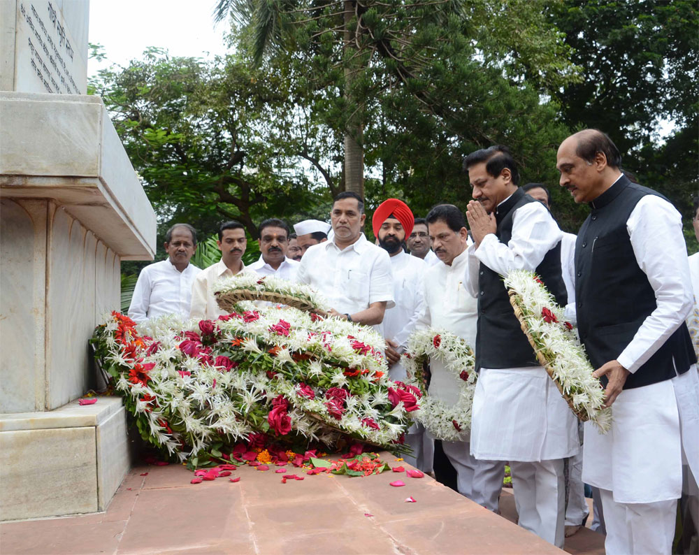 ON OCCASION OF AUGUST KRANTI DIN CHIEF MINISTER PRITHVIRAJ CHAVAN,MPCC.PRESIDENT MANIKRAO THAKAREY,& MRCC PRESIDENT KRIPASHANKAR SINGH  PAYING TRIBUTE TO KRANTIVEER"S AT AUGUST KRANTI MAIDAN.