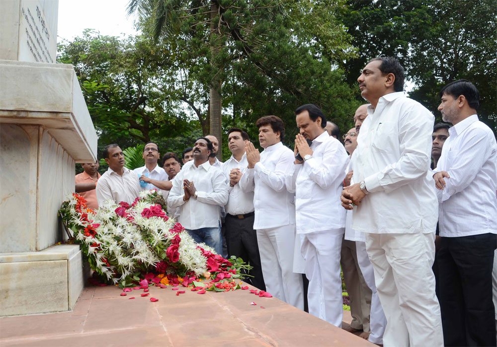 ON OCCASION OF AUGUST KRANTI DIN DY.CHIEF MINISTER AJITDADA PAWAR & GUARDIAN MINISTER JAYANT PATIL PAYING TRIBUTE TO KRANTIVEER"S AT AUGUST KRANTI MAIDAN.