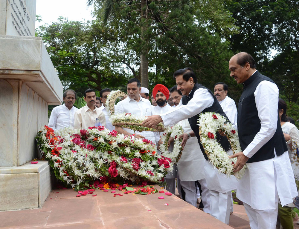 ON OCCASION OF AUGUST KRANTI DIN CHIEF MINISTER PRITHVIRAJ CHAVAN,MPCC.PRESIDENT MANIKRAO THAKAREY,& MRCC PRESIDENT KRIPASHANKAR SINGH  PAYING TRIBUTE TO KRANTIVEER"S AT AUGUST KRANTI MAIDAN.