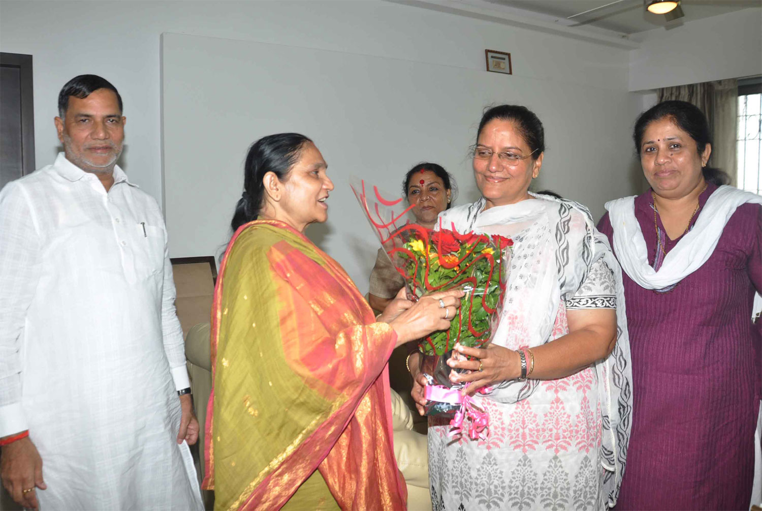 ALL INDIA MAHILA CONGRESS PRESIDENT ANITA VARMA MEETS MRCC PRESIDENT & MLA KRIPASHANKAR SINGH AT HIS RESIDENCE BANDRA.