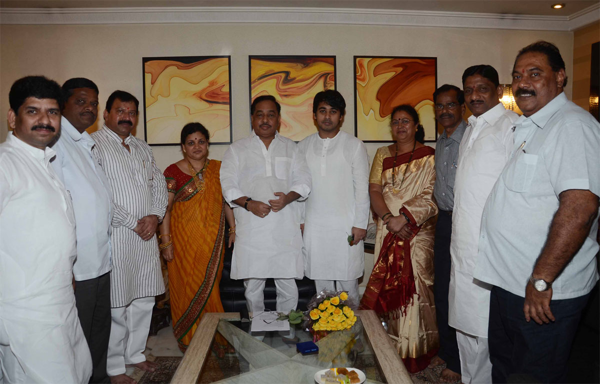 ON OCCASION OF DASSERA FESTIVAL PEOPLE MEETING MINISTER NARAYAN RAO RANE AT HIS RESIDENCE BANDRA.