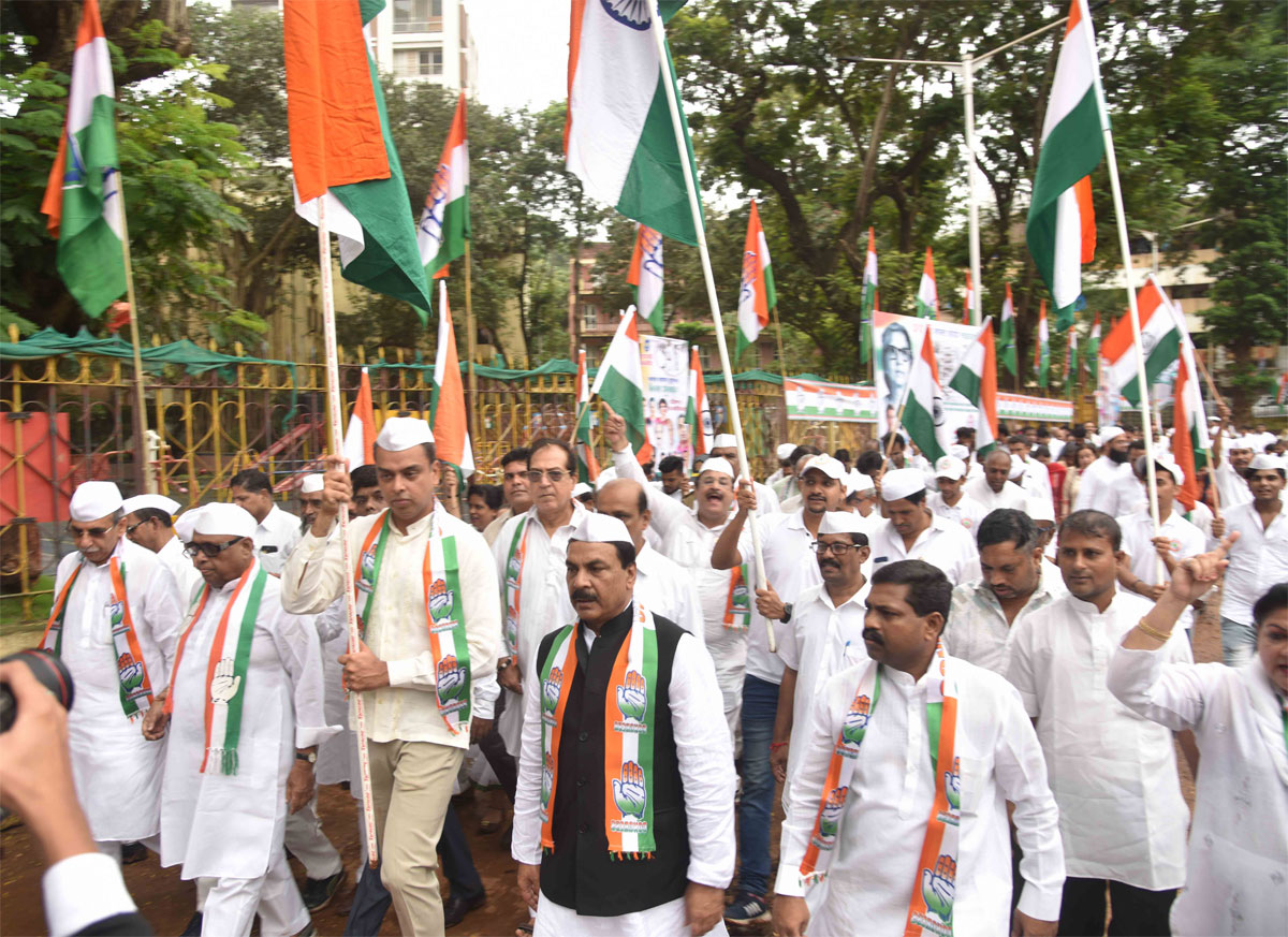 Tribute to Krantveers on August Kranti Din at Auguast Kranti Maidan.