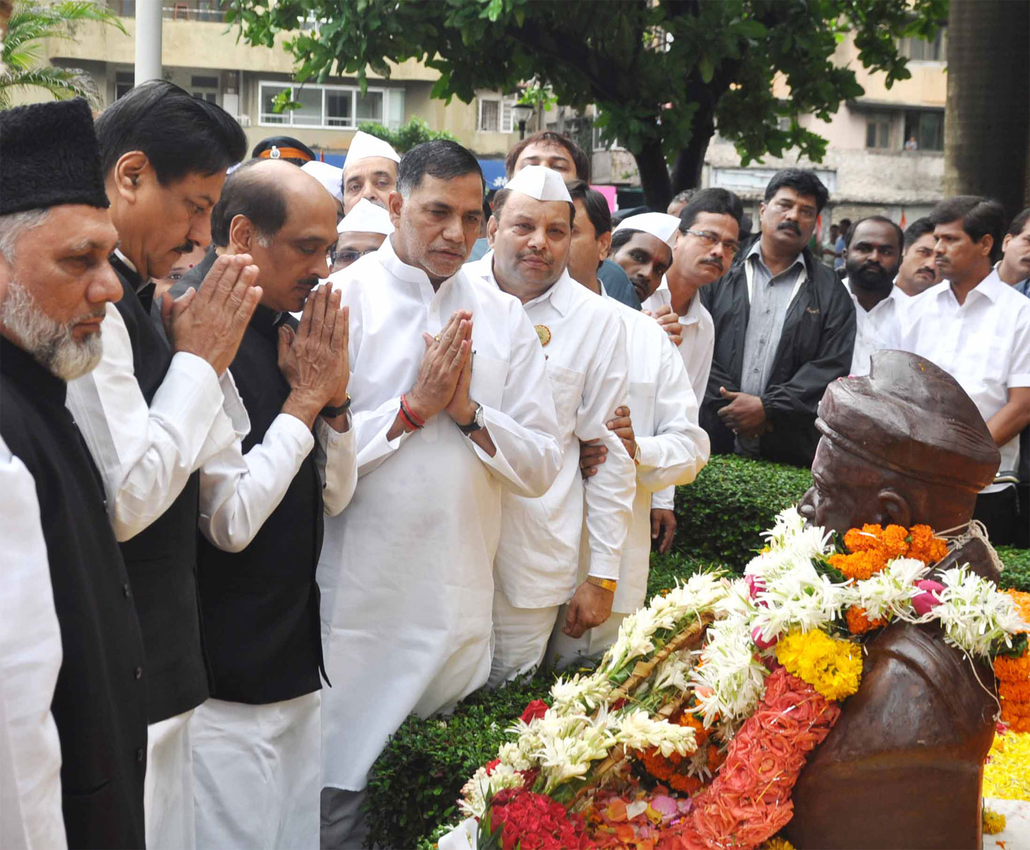 C M PRITHVIRAJ CHAVAN,MPCC PRESIDENT MANIKRAO THAKRE & MLA-MRCC PRESIDENT KRIPASHANKAR SINGH TRIBUTE TO LATE LOKMANYA BAL GANGADHAR TILAK ON HIS DEATH ANNIVERSARY AT GIRGAON CHOWPATI.