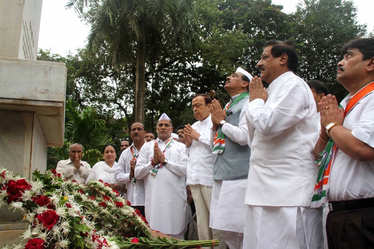 CONGRESS LEADER'S PAYING TRIBUTE TO "KRANTI STAMBHA" ON THE OCCASION "KRANTI DIN" AT GOWALIA TANK MAIDAN IN MUMBAI.