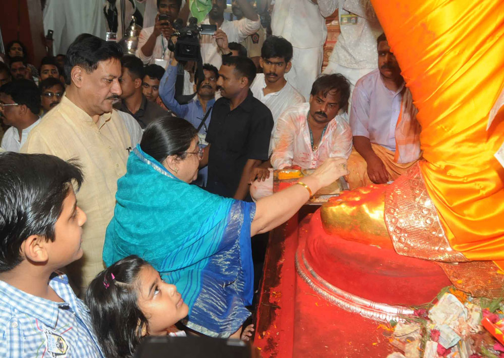 CHIEF MINISTER PRITHVIRAJ CHAVAN WITH HIS WIFE SMT.SATVASHILA CHAVAN AT LALABAUGH RAJA DARSHAN