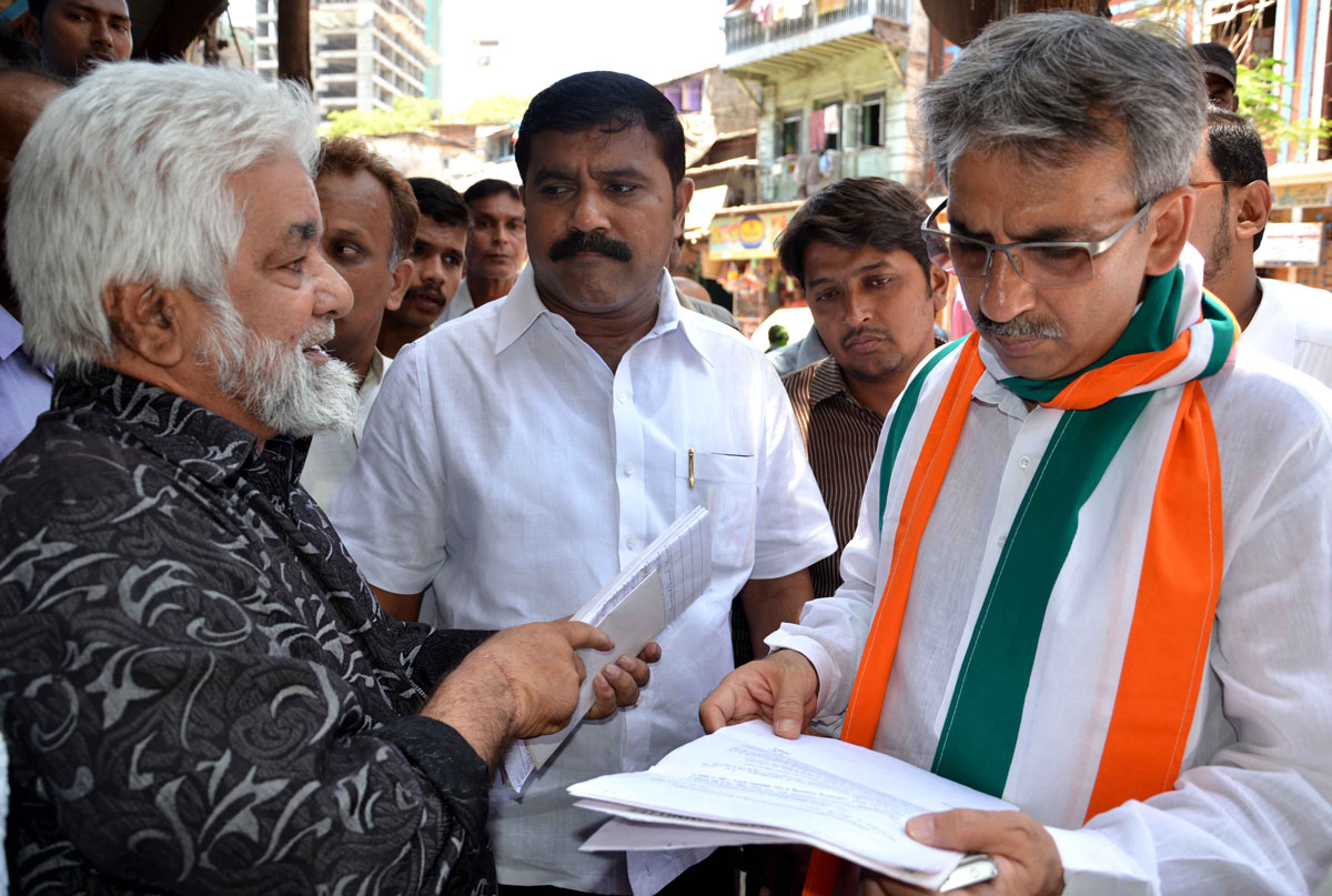MLA AMIN PATEL & MUNICIPAL CORPORATER MANOJ JAMSUTKAR ON ROUND AT NAGPADA.