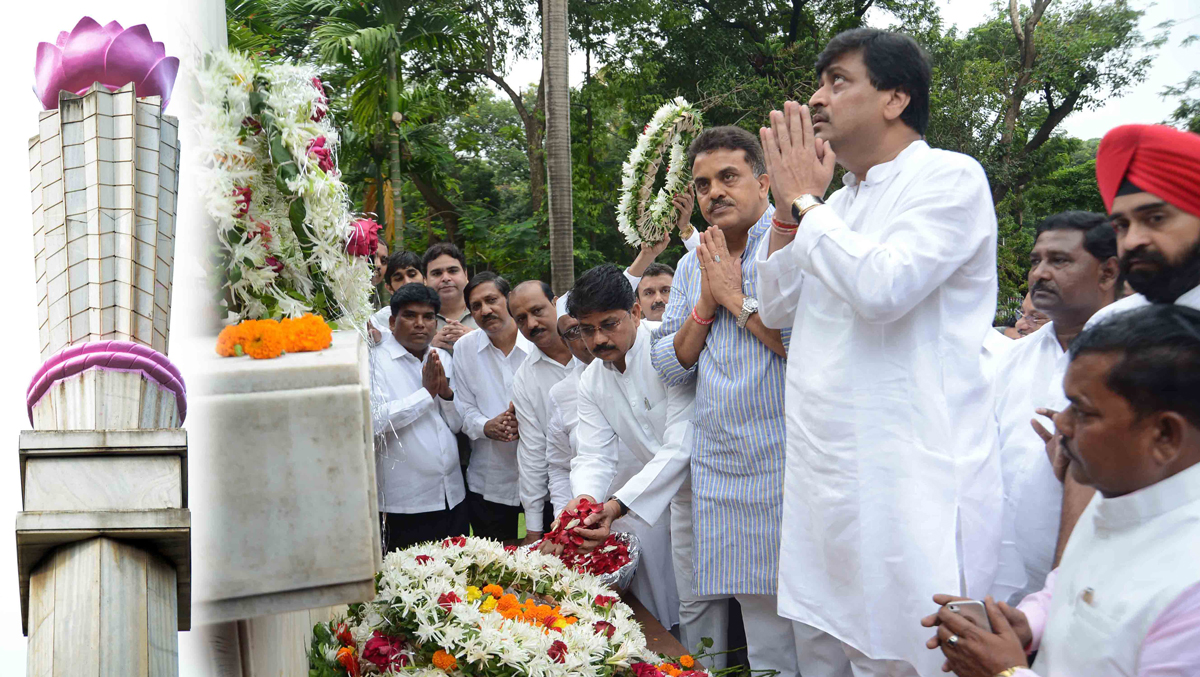 Congress Leader's Homage to Krantiveer's on Occasion of Kranti Din at August Kranti Maidan Gawalia Tank.