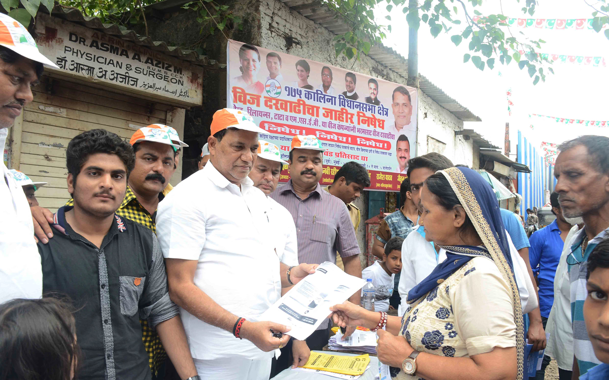 Ex.MRCC President Kripashankar Singh during Signature Campaign to Protest against Hike Rates of Electricity Bill.