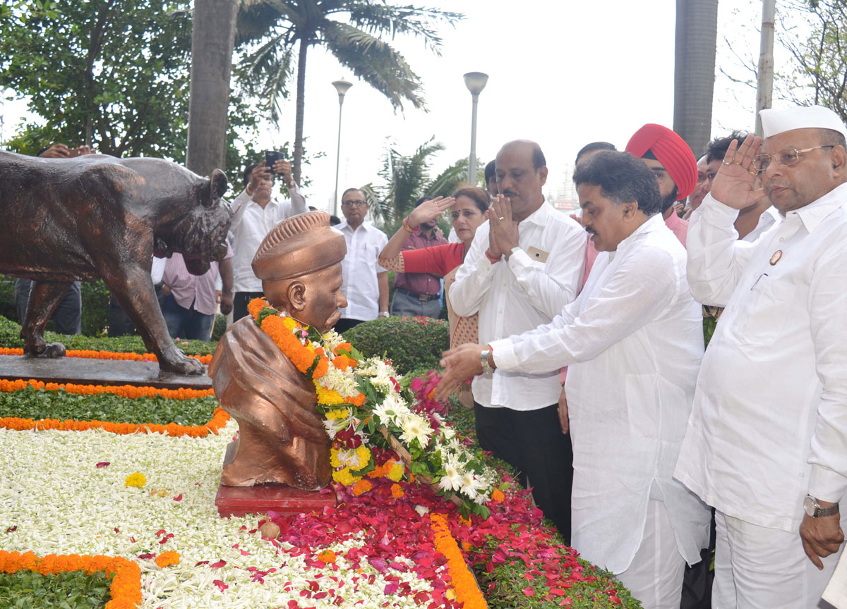 MRCC President Sanjay Nirupam Paying Tribute to Lokmanya Balgangadhar Tilak on his Death Anniversary at Girgaon Chowpatty Mumbai.