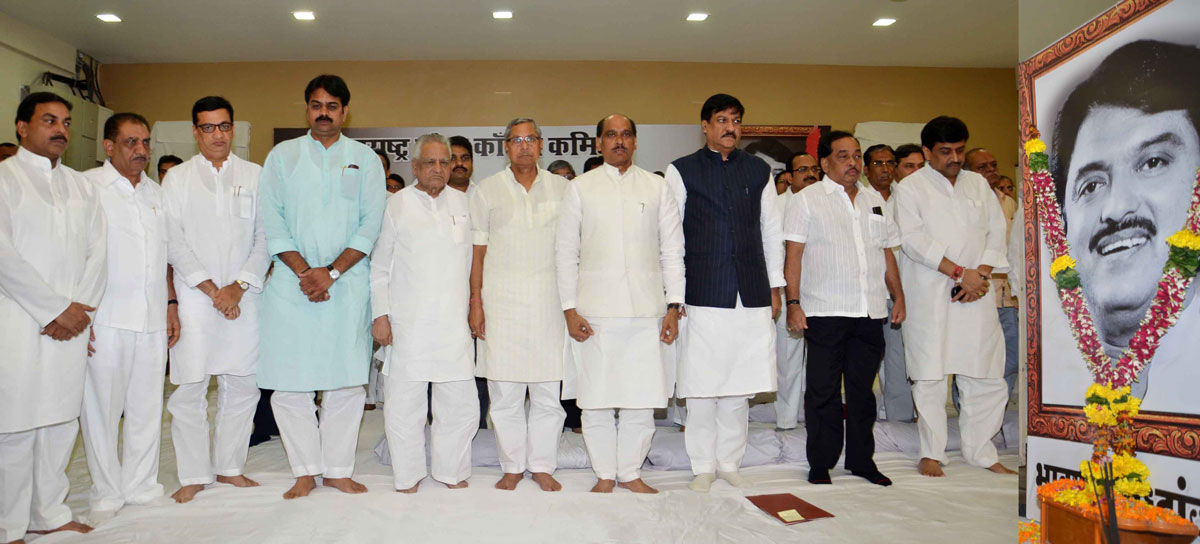 TRIBUTE TO UNION MINISTER & EX.CHIEF MINISTER VILASRAO DESHMUKH AT DADAR TILAK BHAVAN BY CONGRESS PARTY FOLLOWERS.