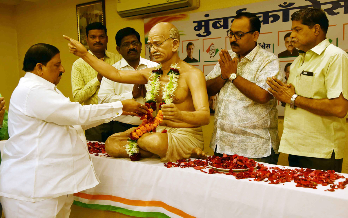 Mumbai Congress Paying Tribute to Father of  Nation Mahatma Gandhi on his Death Anniversary at Rajiv Gandhi Bhavan.