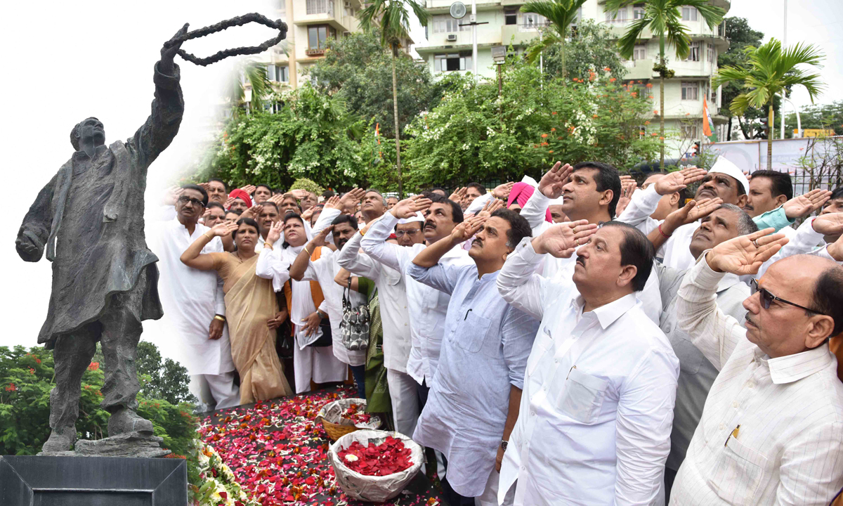 Mumbai President Sanjay Nirupam with Congress Party Leaders Paying Tribute to Bharat Ratna Former.Prime Minister Rajiv Gandhi on Birth Anniversary at Cooperage Ground.
