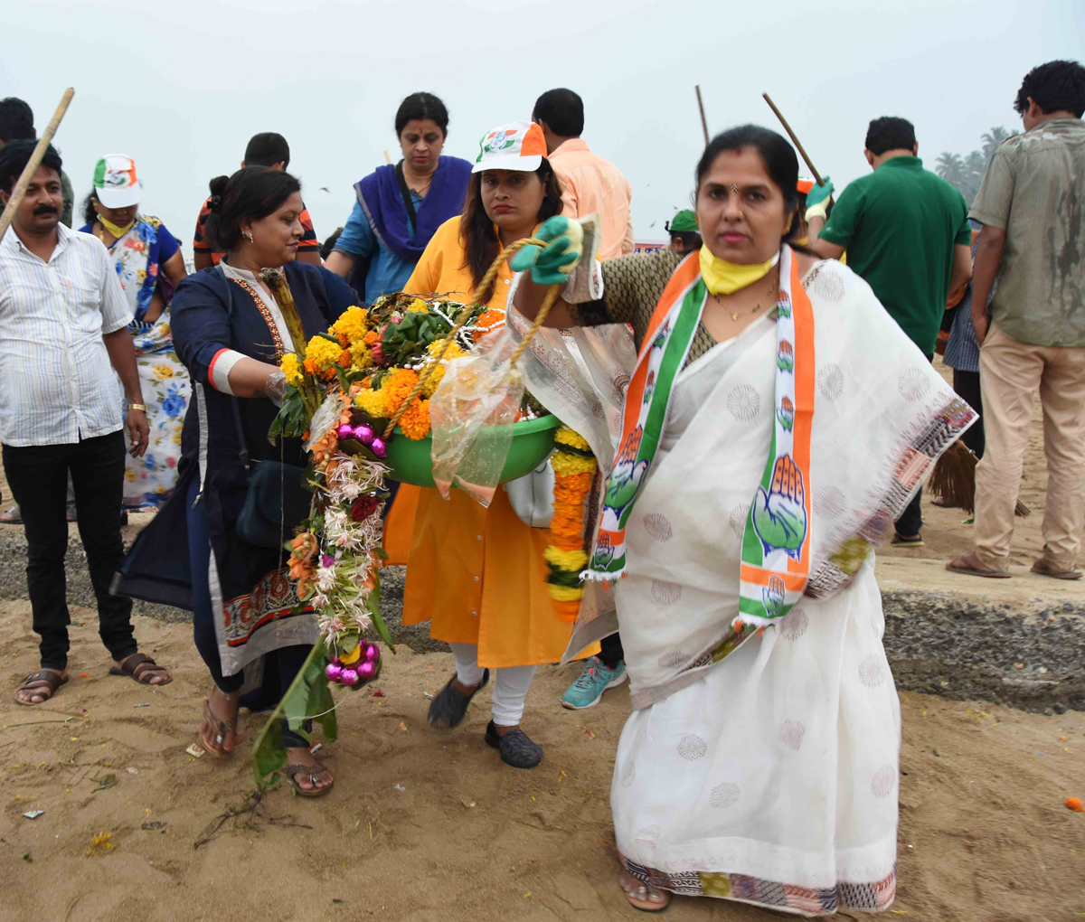 Mumbai Mahila Congress President Dr.Ajanta Yadav with Mahila Team Clean Up Drive at Juhu Chowpatty.