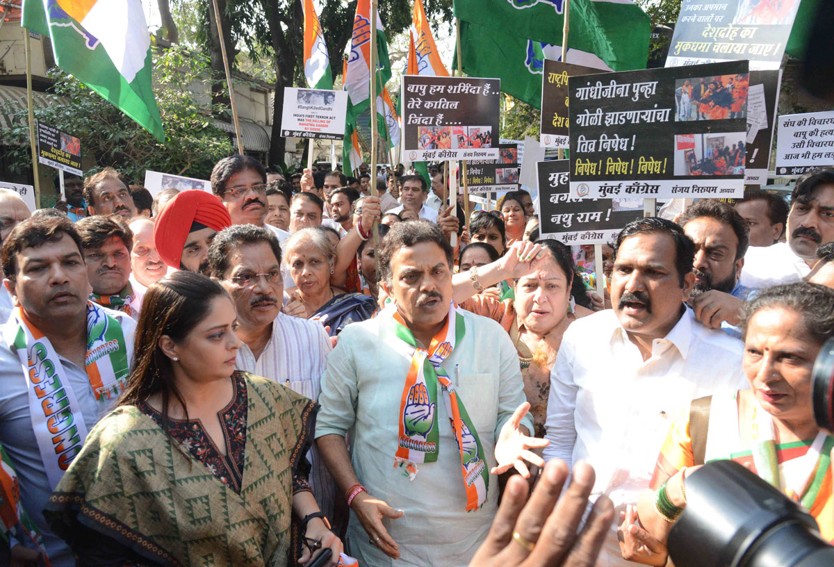 Mumbai Congress President Sanjaya Nirupam wth Team  Protest at Azad Maidan.