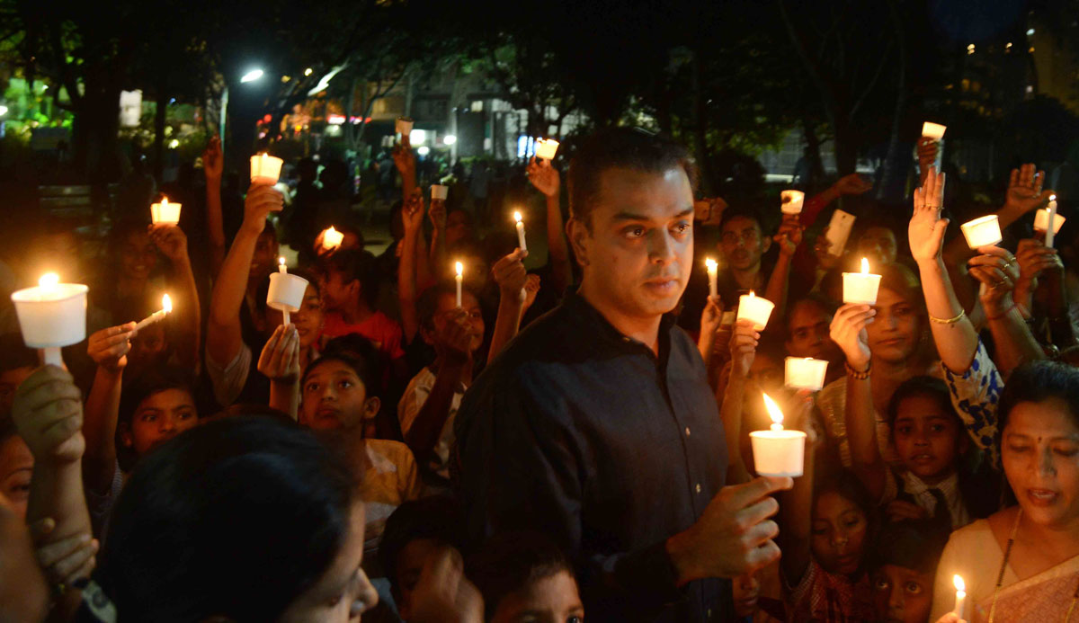 Ex.MP & Ex.Union Minister Milind Deora Silent Candle March & Paid Floral Tribute to the CRPF Jawans in the cowardly terror attack in J&K Pulwama at PDP.