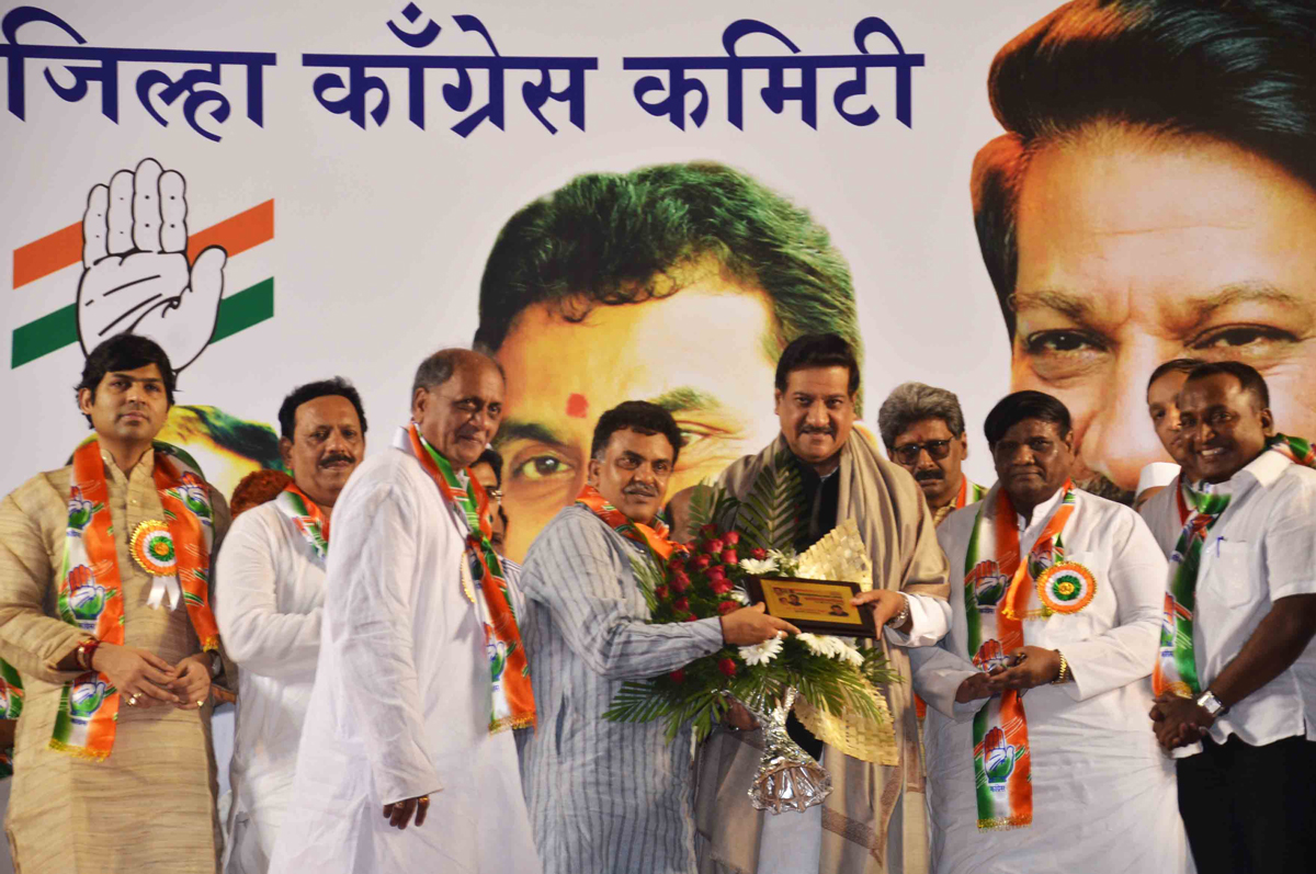 CHIEF MINISTER PRITHVIRAJ CHAVAN,MUMBAI CONGRESS PRESIDENT JANARDHAN CHANDURKAR & MP.SANJAY NIRUPAM ON OCCASION OF NORTH MUMBAI DISTRICT CONGRESS COMMITTEE WORKERS SAMMELAN AT BORIVALI.
