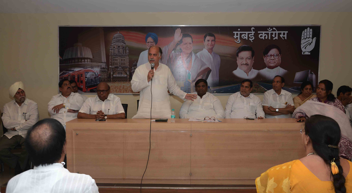 MUMBAI CONGRESS PRESIDENT PROF.JANARDAN CHANDURKAR & AICC GEN.SEC.& M.P. GURUDAS KAMAT IN EXECUTIVE MEETING AT RAJIV GANDHI BHAVAN AZAD MAIDAN.