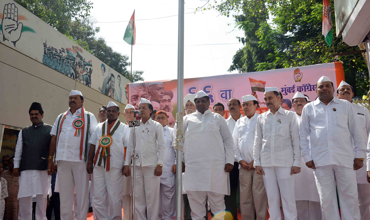 MUMBAI CONGRESS PRESIDENT JANARDAN CHANDURKAR & EX.UNION MINISTER MURLI DEORA ON 67TH INDEPENDENCE DAY AT MUMBAI CONGRESS RAJIV GANDHI BHAVAN .