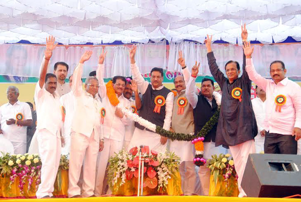 CHIEF MINISTER PRITHVIRAJ CHAVAN & MPCC MANIKRAO THAKARE AT WADA.