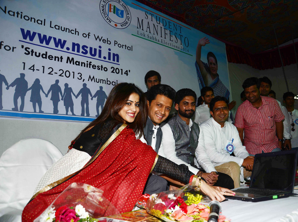 Cine Stars Mr.Ritesh & Mrs.Genelia Deshmukh launched NSUI web portal (www.nsui.in) at Mumbai Patrakar Sangh CST.