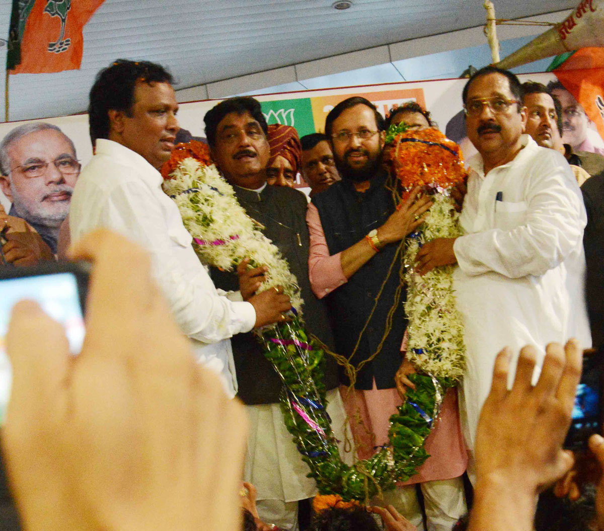 BJP Leader's & Union Minister's Gopinath Munde, Prakash Javadekar welcomed at Mumbai Airport.