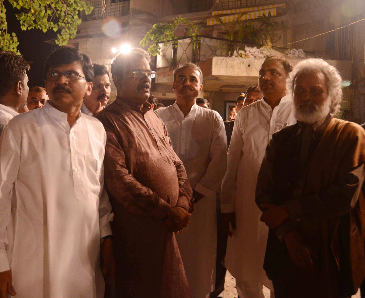All Party Leaders Paying Last Respect to BJP Leader Gopinath Munde at his Residence at Worli.