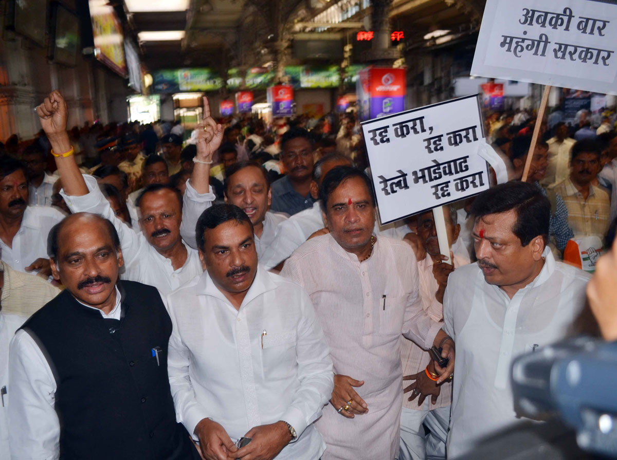 Congress Party MPCC & MRCC President's Manikrao Thakare & Prof. Janardan Chandurkar Travelled by Local Train Without Ticket from CST Mumbai to Thane with thousands of party workers to Protest Against Railway Fare Hike.