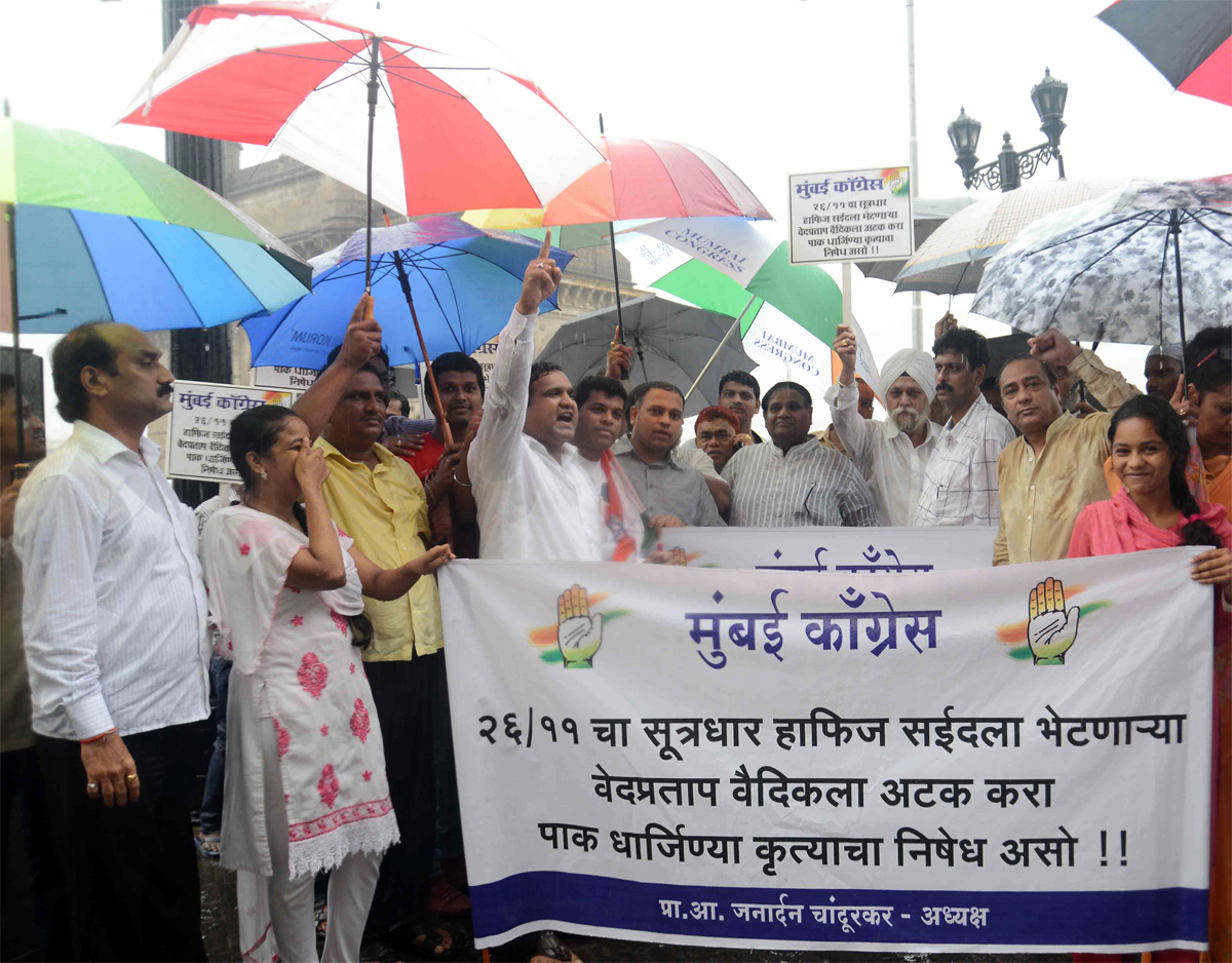 Mumbai Congress President Prof.Janardan Chandurkar with MRCC Team to Protest at Gateway of India In Wake of the Controversial Meeting of Ved Prakash with Hafeez Saeed & his Separatist Remarks over Kashmir.