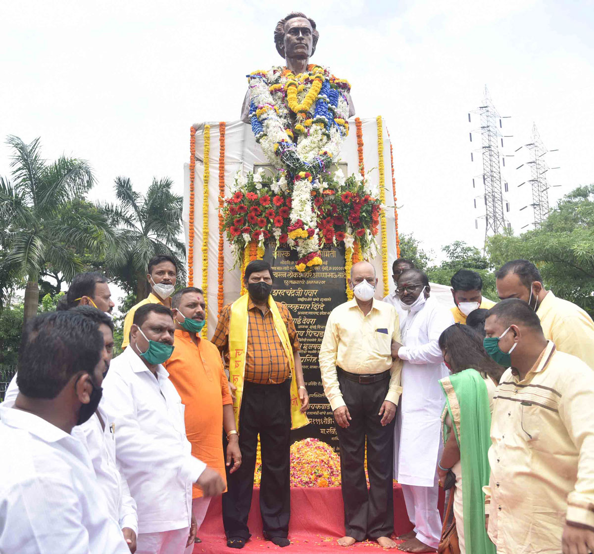 RPI Leader & MOS Ramdas Athawale Paying Floral Tribute to Lokshahir Annabhau Sathe to his Statue at Chembur.