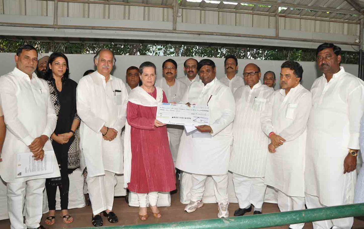 Hon"ble CONGRESS PRESIDENT SMT.SONIAJI GANDHI WITH MUMBAI CONGRESS PARTY WORKERS.