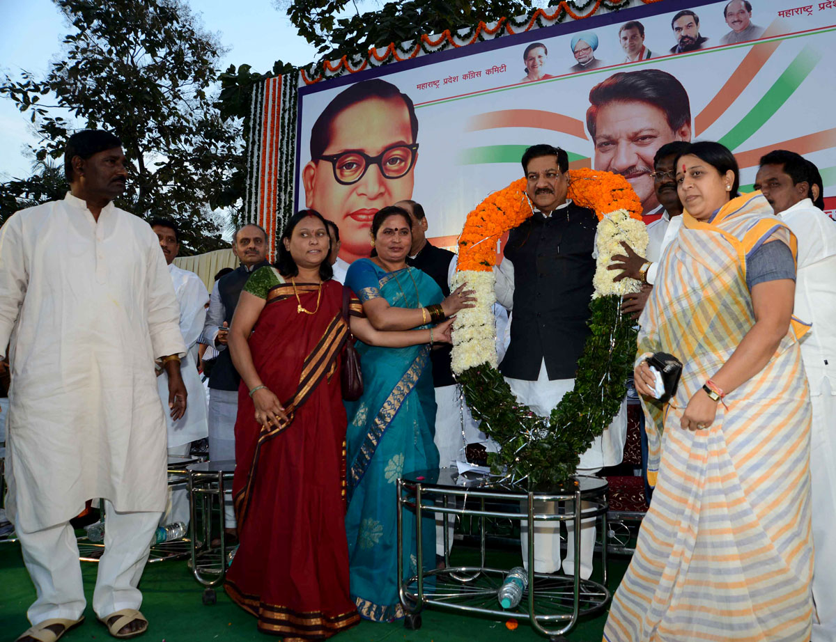 CHIEF MINISTER PRITHVIRAJ CHAVAN FELICITATED AT NAGPUR BY EX.MIN.& MLA CHANDRAKANT HANDORE.