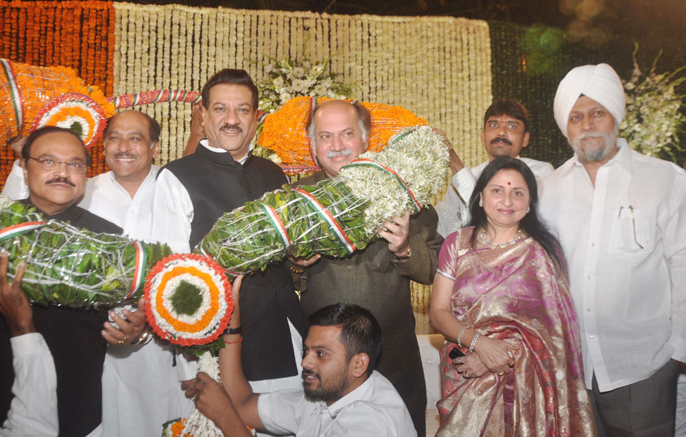 UNION MINISTER OF STATE FOR COMMUNICATIONS & IT GURUDAS KAMAT HAD ORGANIZED A DINNER PARTY IN HONOUR OF CHIEF MINISTER PRITHVIRAJ CHAVAN AT DADAR PARSI GYMKHANA.