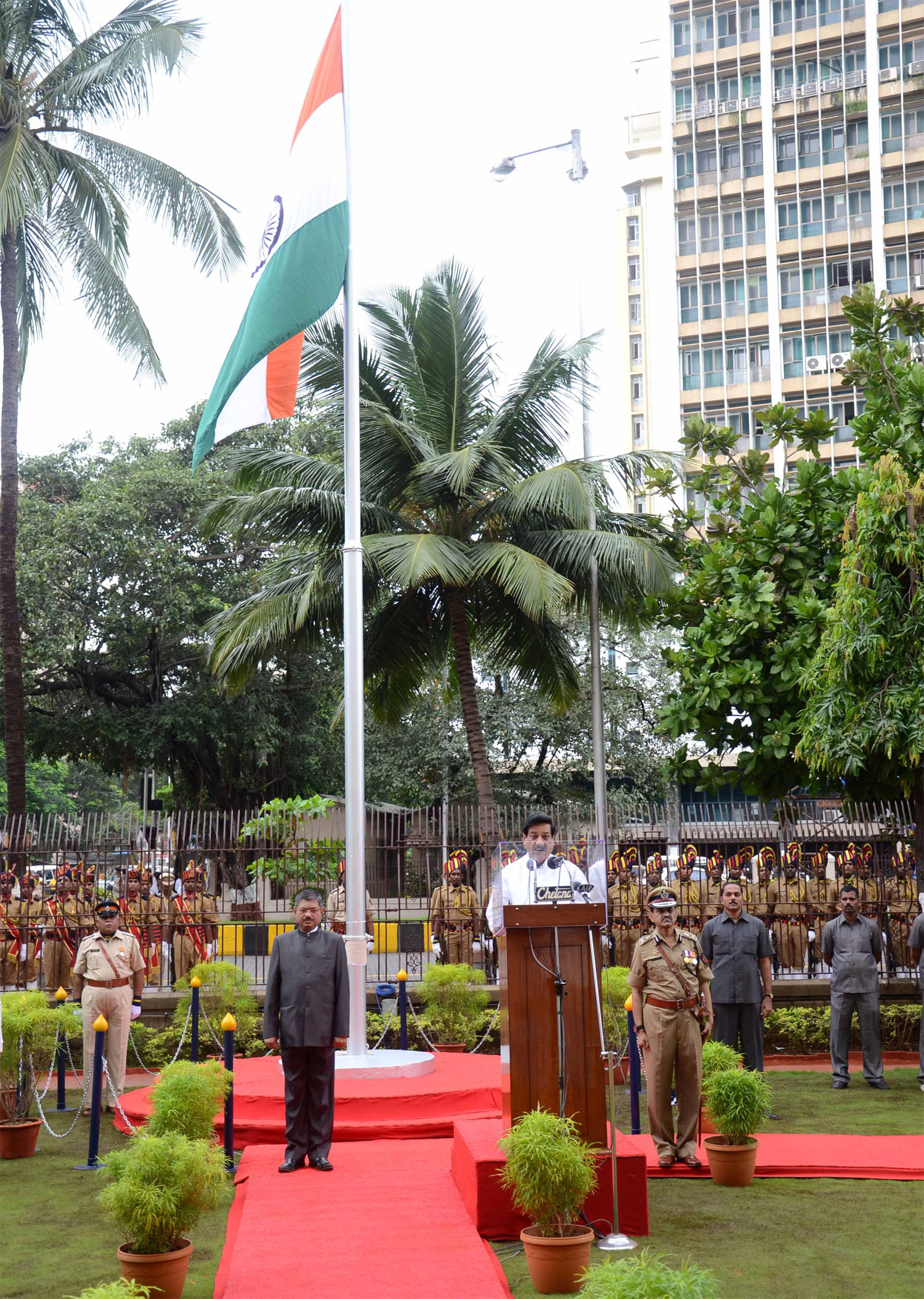 CHIEF MINISTER PRITHVIRAJ CHAVAN ON 15 AUG INDEPENDENCE DAY AT MANTRALAY.