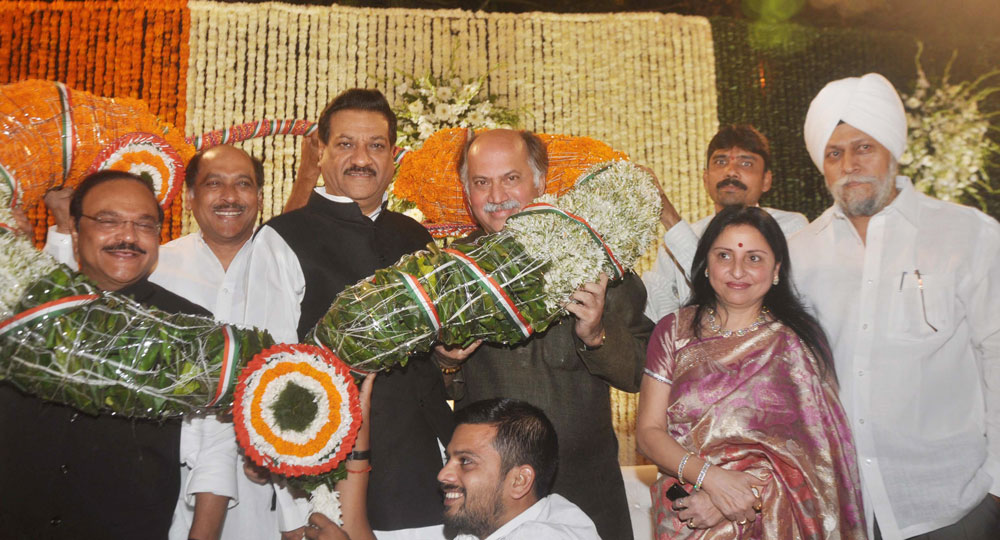 UNION MINISTER OF STATE FOR COMMUNICATIONS & IT GURUDAS KAMAT HAD ORGANIZED A DINNER PARTY IN HONOUR OF CHIEF MINISTER PRITHVIRAJ CHAVAN AT DADAR PARSI GYMKHANA.